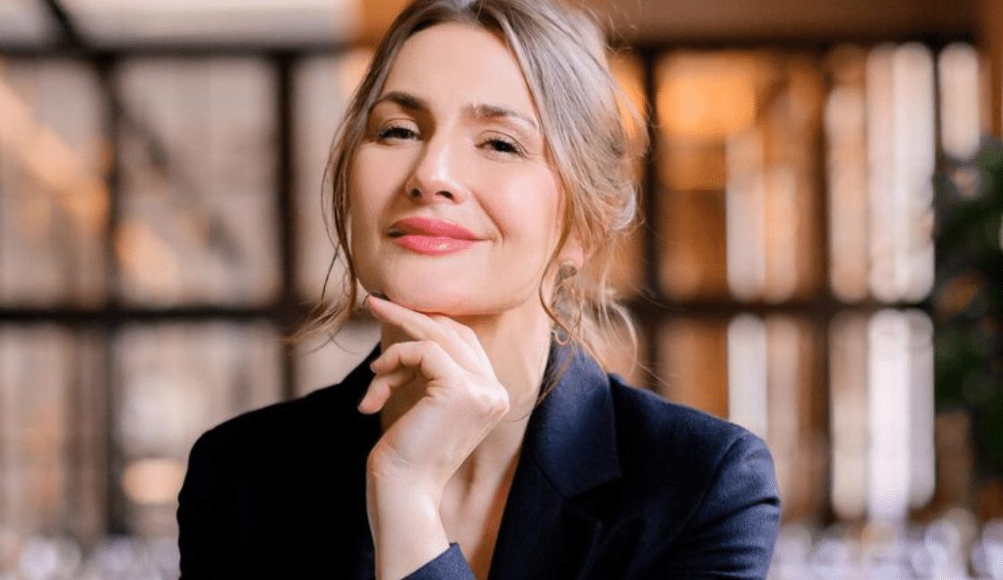 Femme souriante en tenue décontractée
