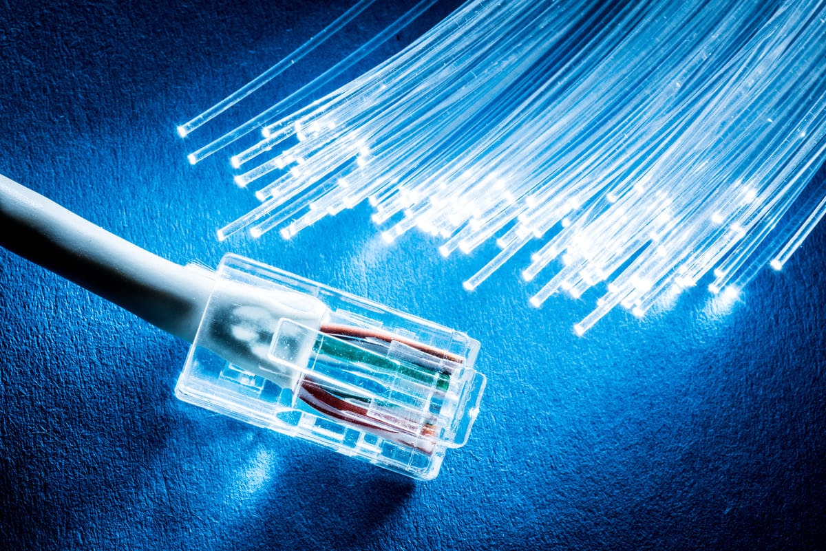Installation de la fibre optique par un technicien