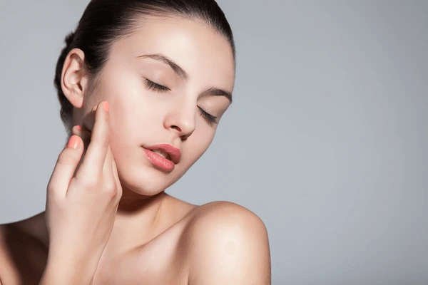 Femme avec une peau parfaite
