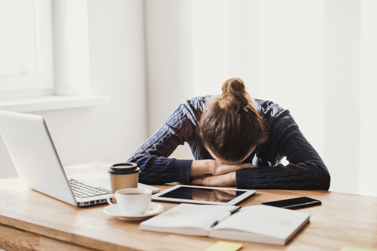 Personne fatiguée s'étirant