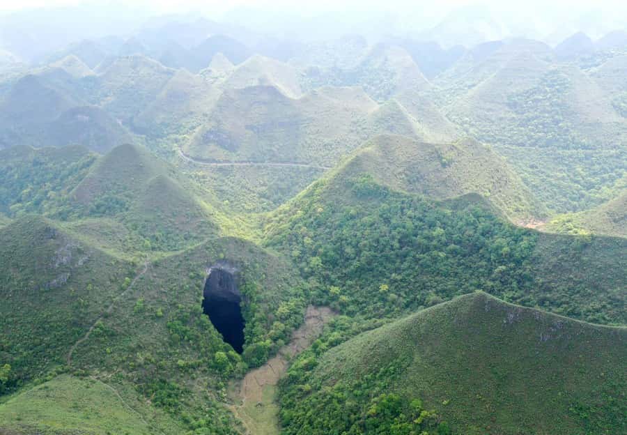 Vue aérienne du gouffre chinois et de sa forêt luxuriante à l'intérieur