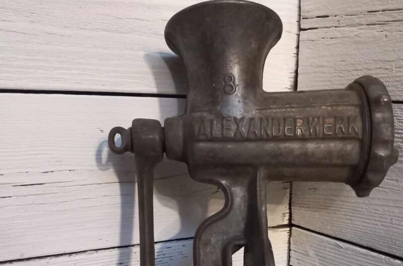 Hachoir à viande vintage en métal