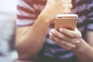 Homme utilisant son téléphone dans la rue