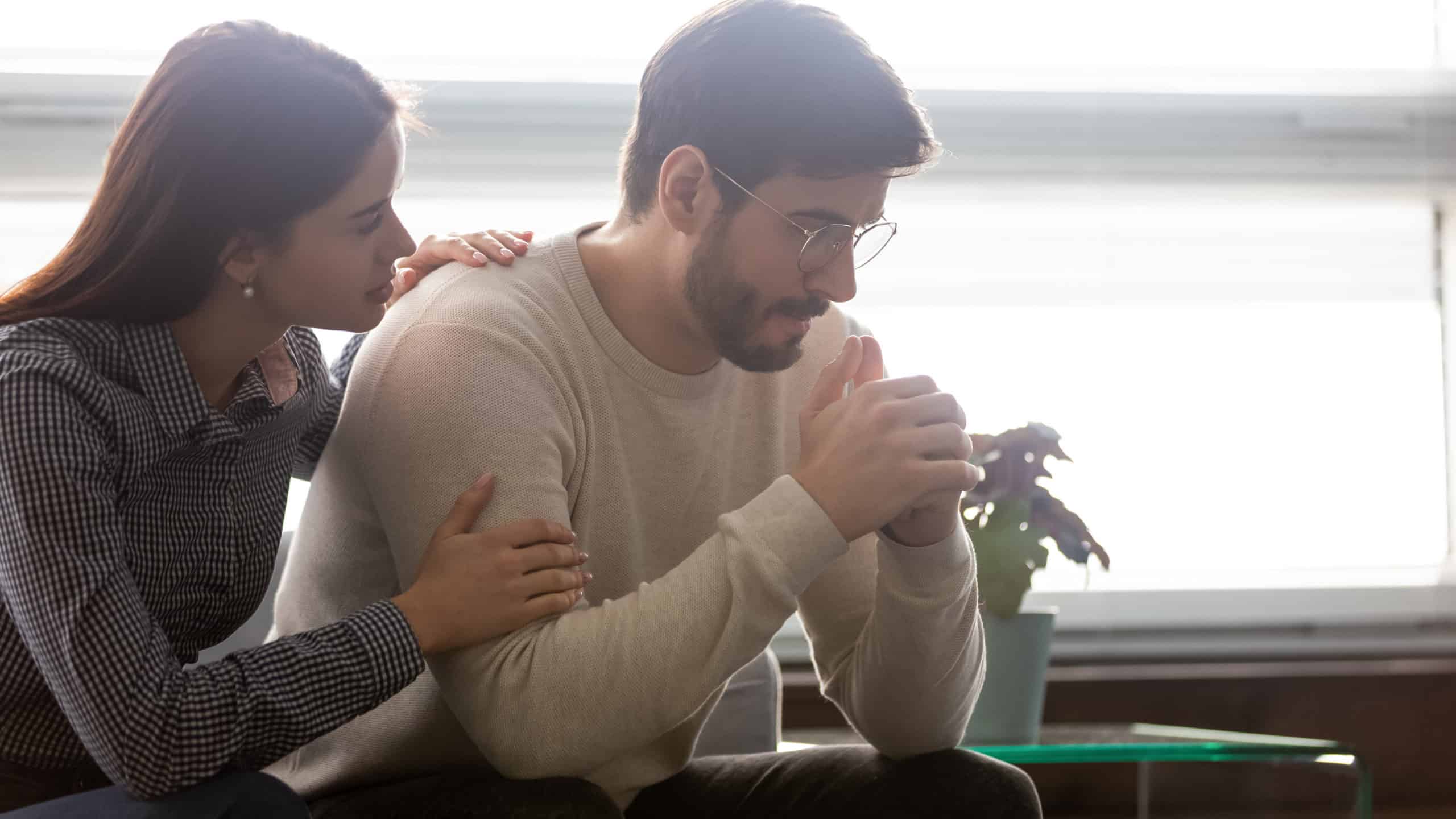 Couple partageant un moment de complicité et de défi