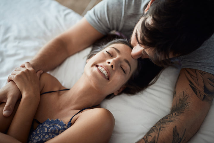 Couple se regardant avec complicité