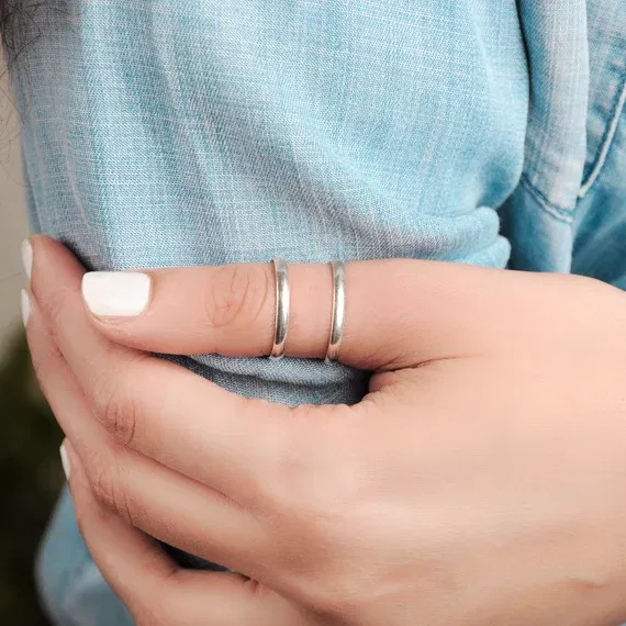 Bague de pouce élégante pour femme, symbolisant force et liberté
