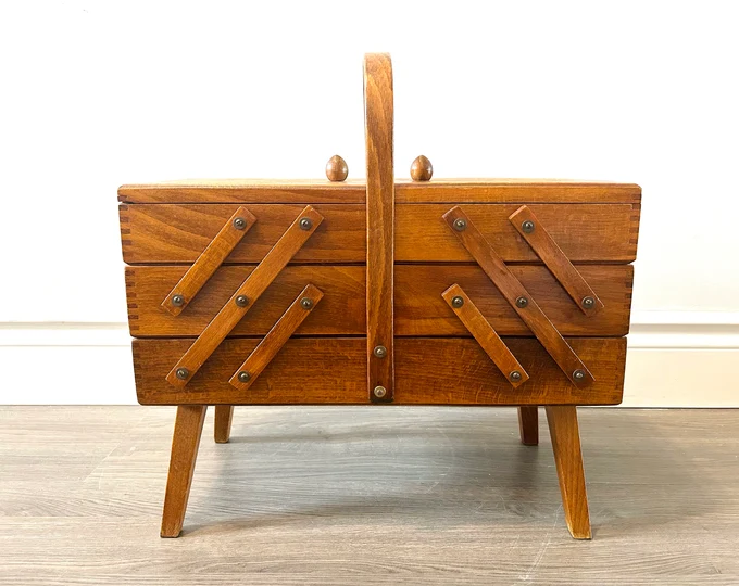 Boîte à couture ancienne en bois avec compartiments