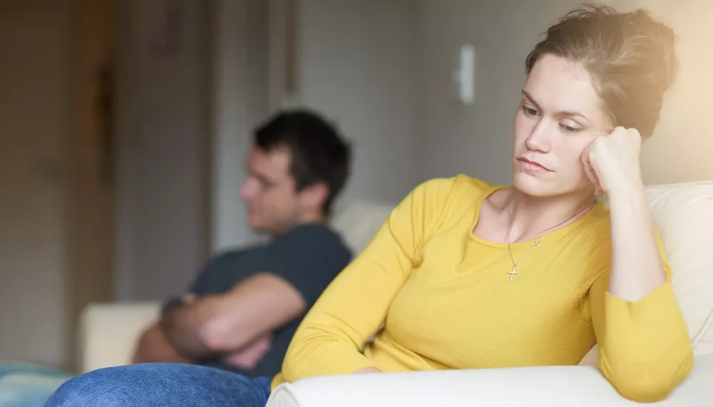 Femme pensive regardant par la fenêtre