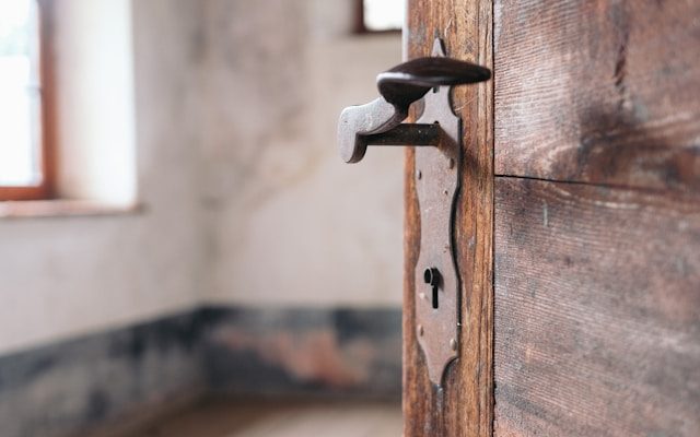Pièce avec porte et clé au sol