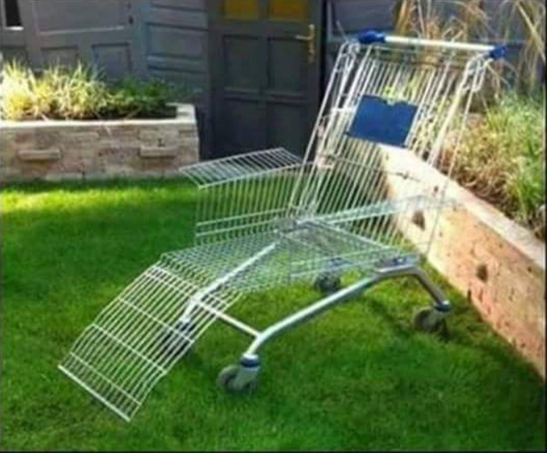 Transat fabriqué à partir d'un chariot de supermarché recyclé