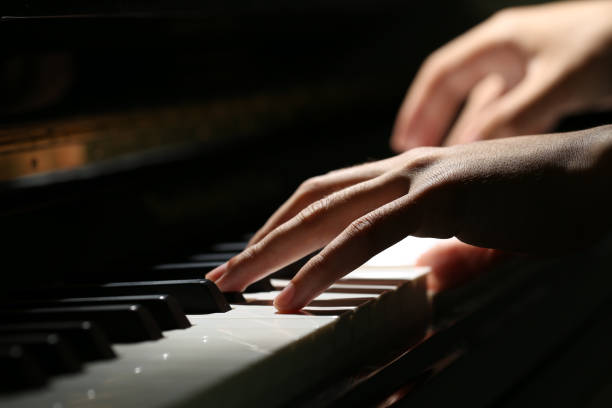 Personne jouant du piano dans une pièce élégante