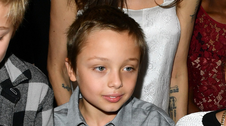 Knox enfant, évoquant les traits de Brad Pitt jeune