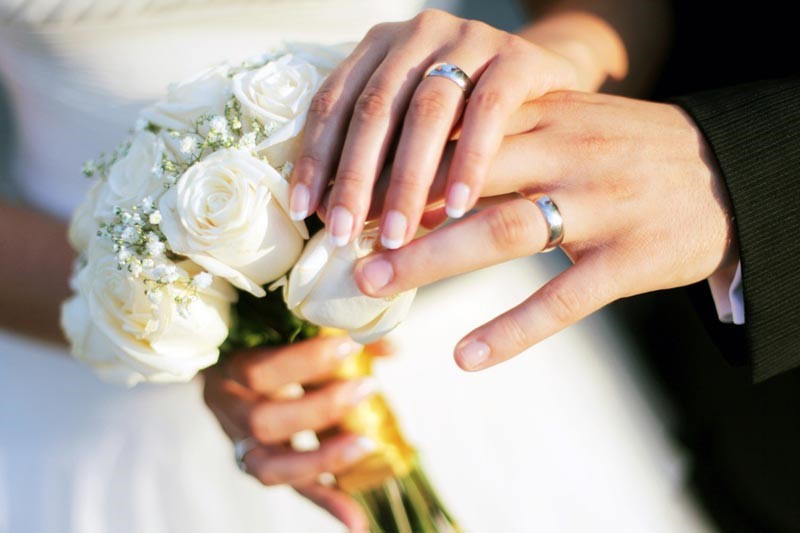 Cérémonie de mariage dans une église avec des militaires en uniforme