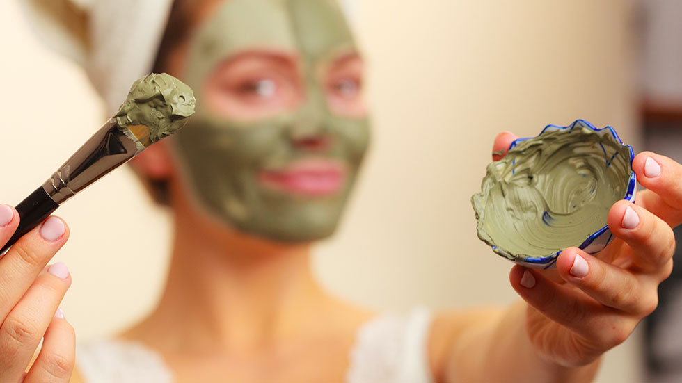 Masque à l'argile verte appliqué sur le visage