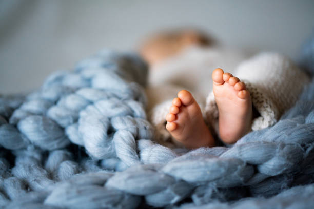 Femme souriante tenant un bébé dans ses bras