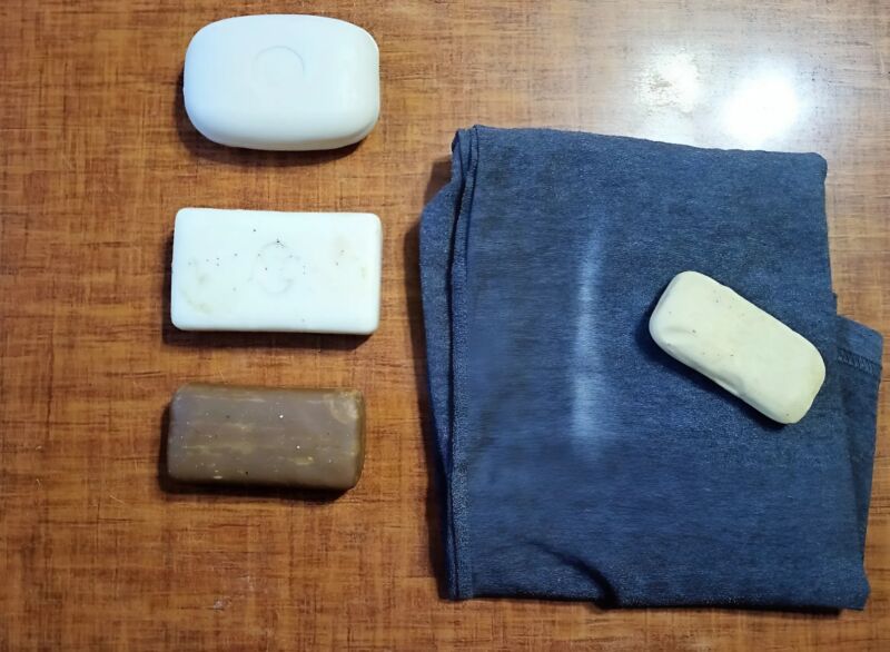 Boule de lavage maison dans une bassine d'eau savonneuse