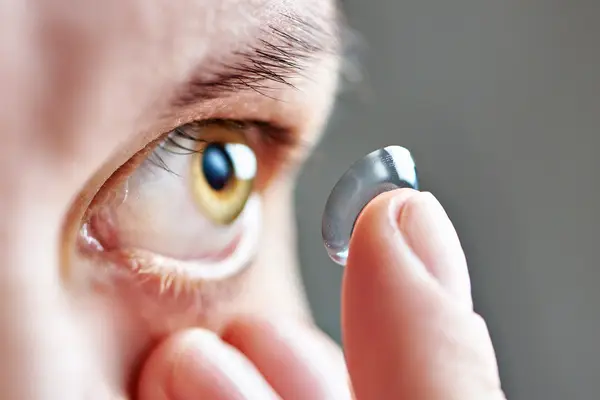 Femme nettoyant ses lentilles