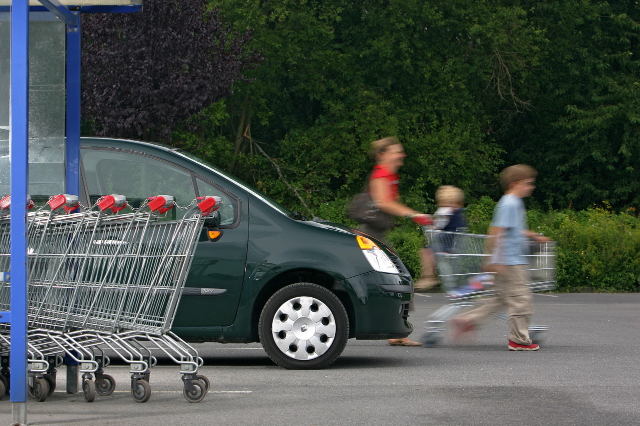 Parking de supermarché avec voitures stationnées