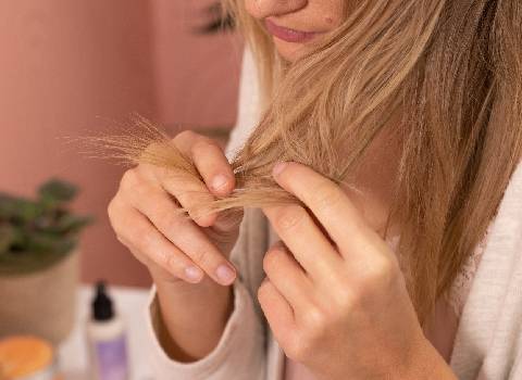 Femme aux cheveux brillants