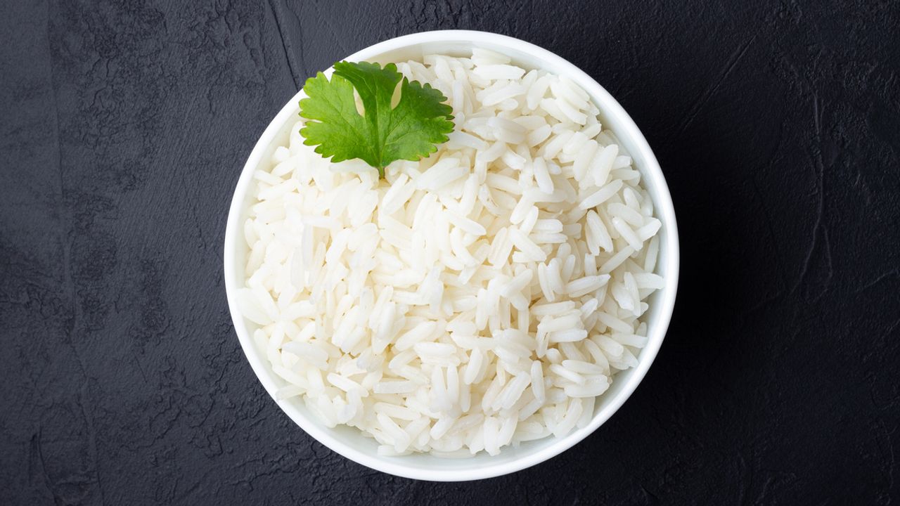 Riz cuit laissé à température ambiante
