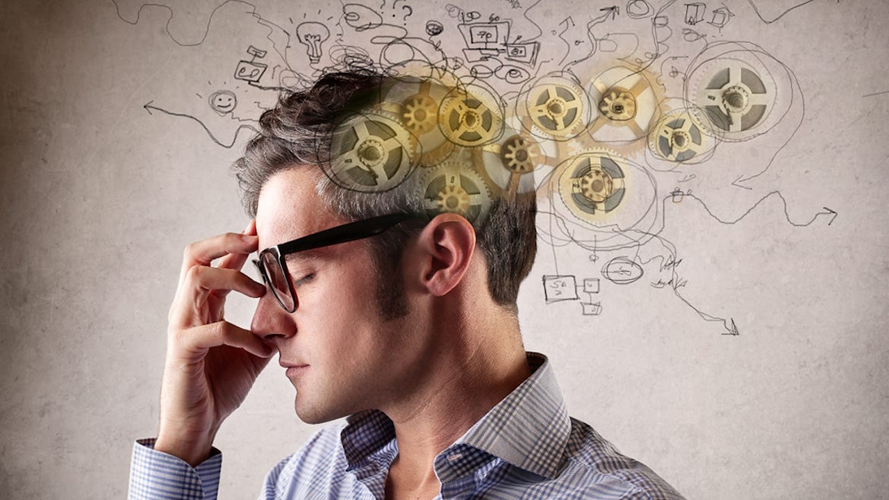 Une personne plongée dans une réflexion intense devant un schéma géométrique