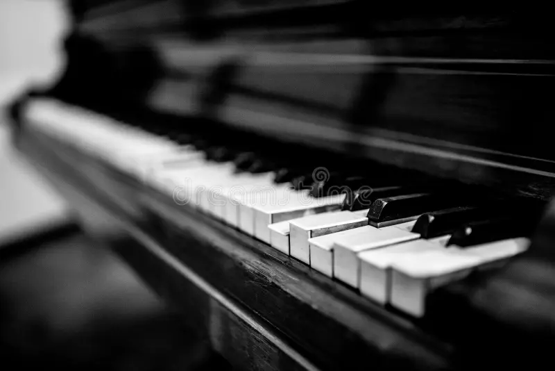 Piano vintage noir et blanc dans un intérieur chaleureux