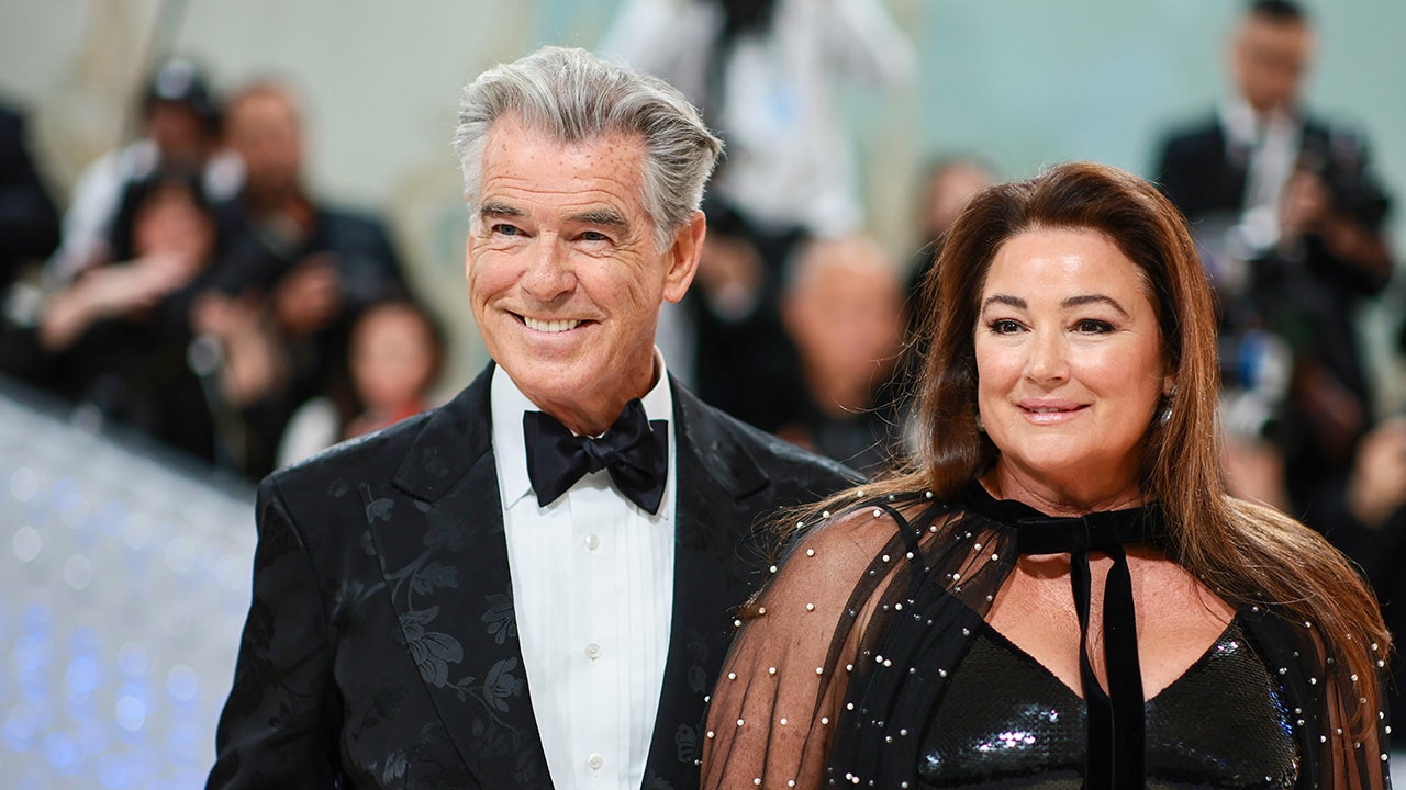 Pierce Brosnan et Keeley Shaye Smith marchant ensemble, unis