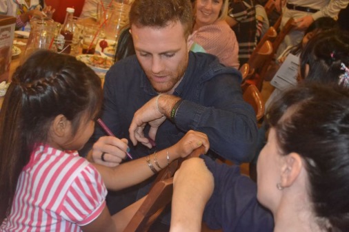 Rencontre entre Elliot Costello et une enfant cambodgienne