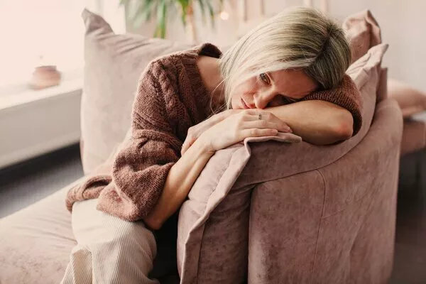 Personne regardant par la fenêtre avec un sentiment de vide