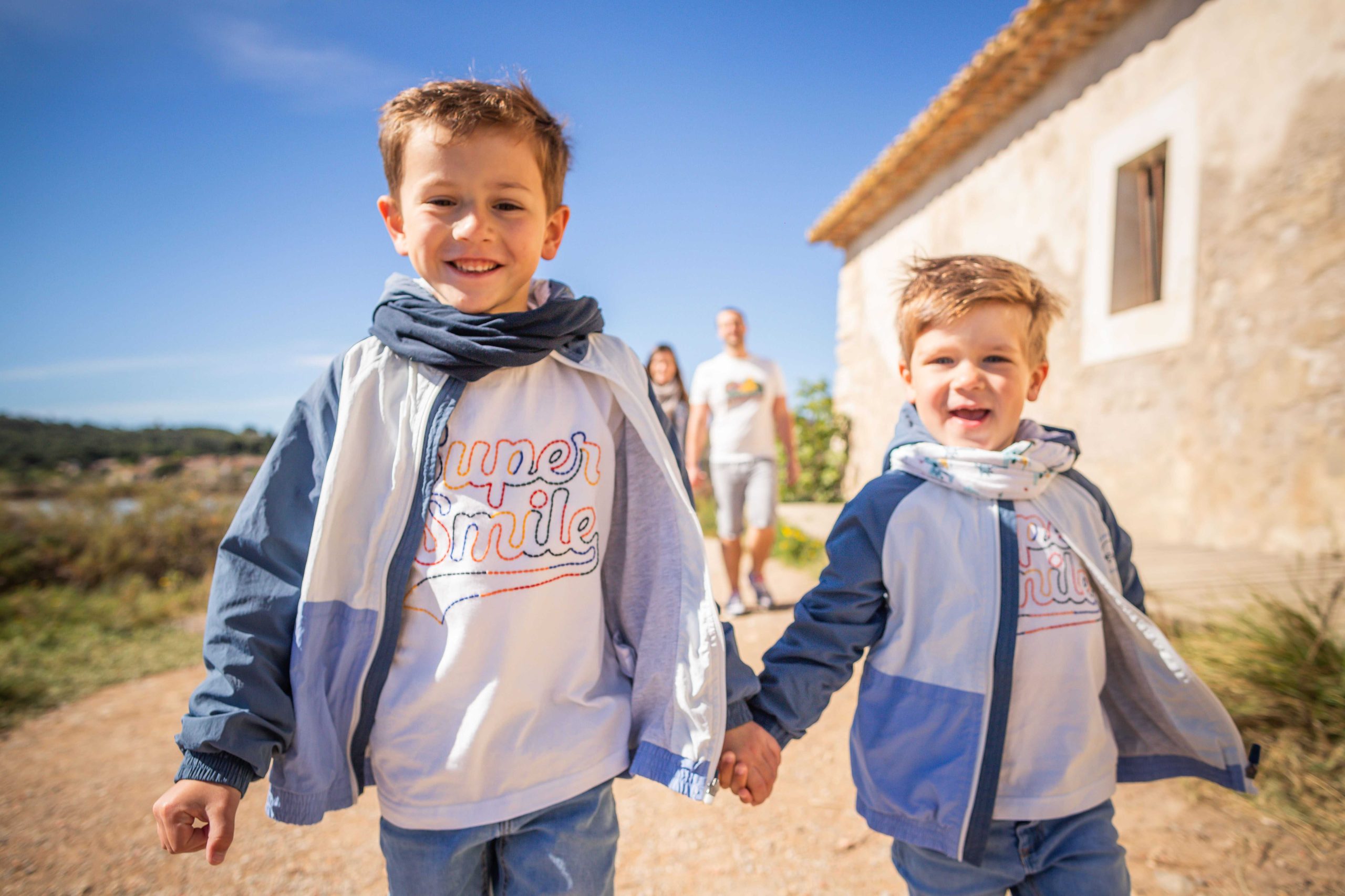 Famille recomposée souriante