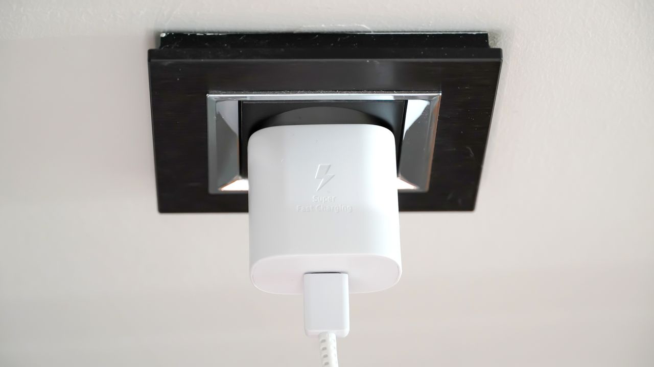 Chargeur de smartphone surchauffant