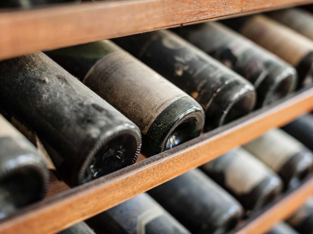 Personne versant élégamment du vin