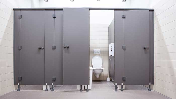 Toilettes publiques spacieuses