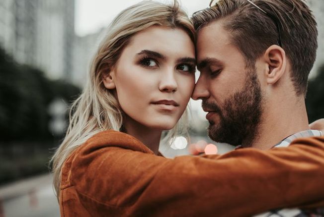 Femme réfléchissant à une relation amoureuse