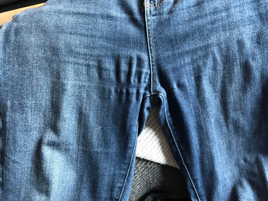 Détail des plis sur un jean