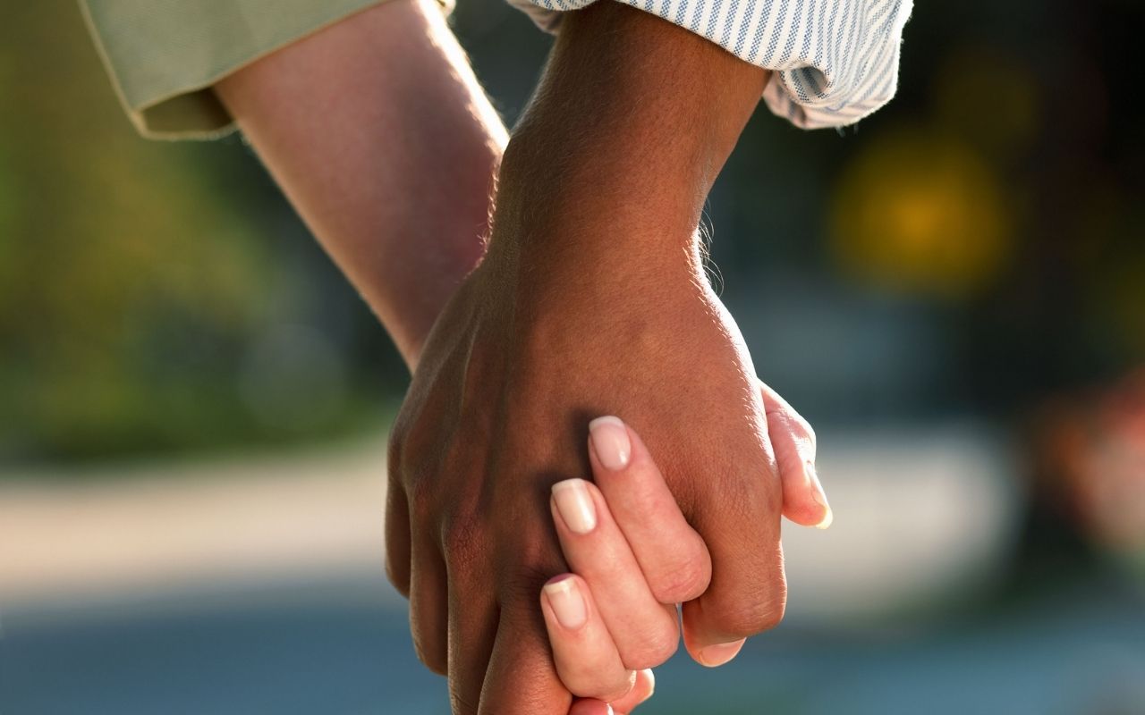 Femme souriante et confiante
