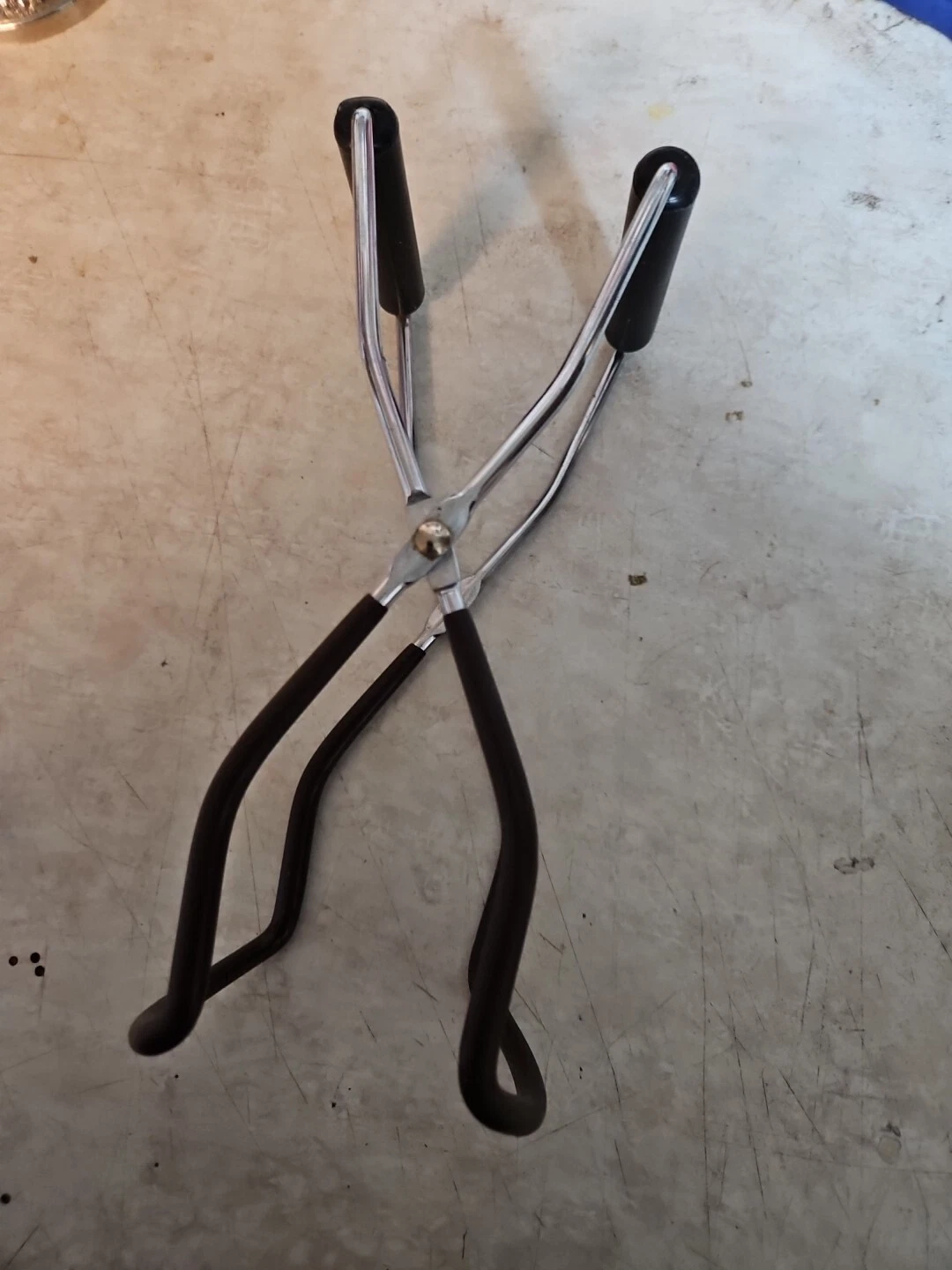 Outil ancien en métal patiné par le temps