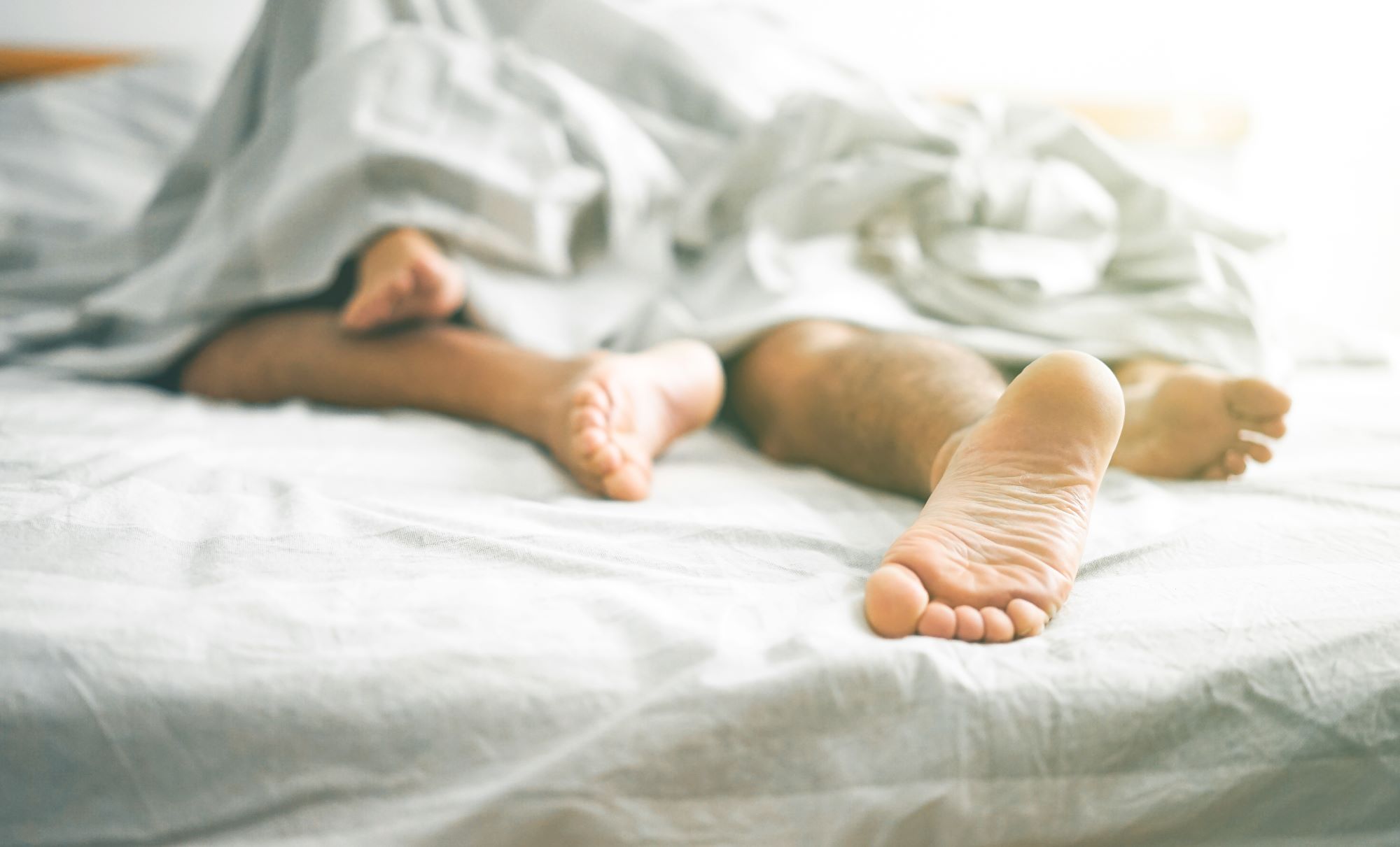 Couple enlacé dans un moment passionné