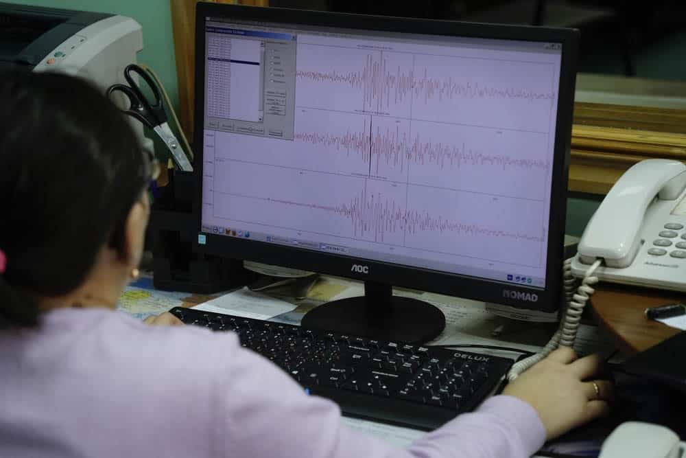 Scientifiques analysant des données volcaniques
