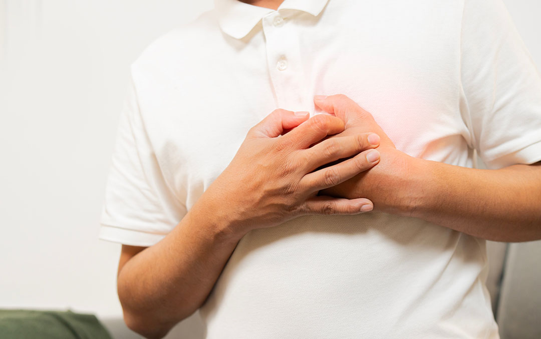 Femme posant la main sur sa poitrine, expression inquiète