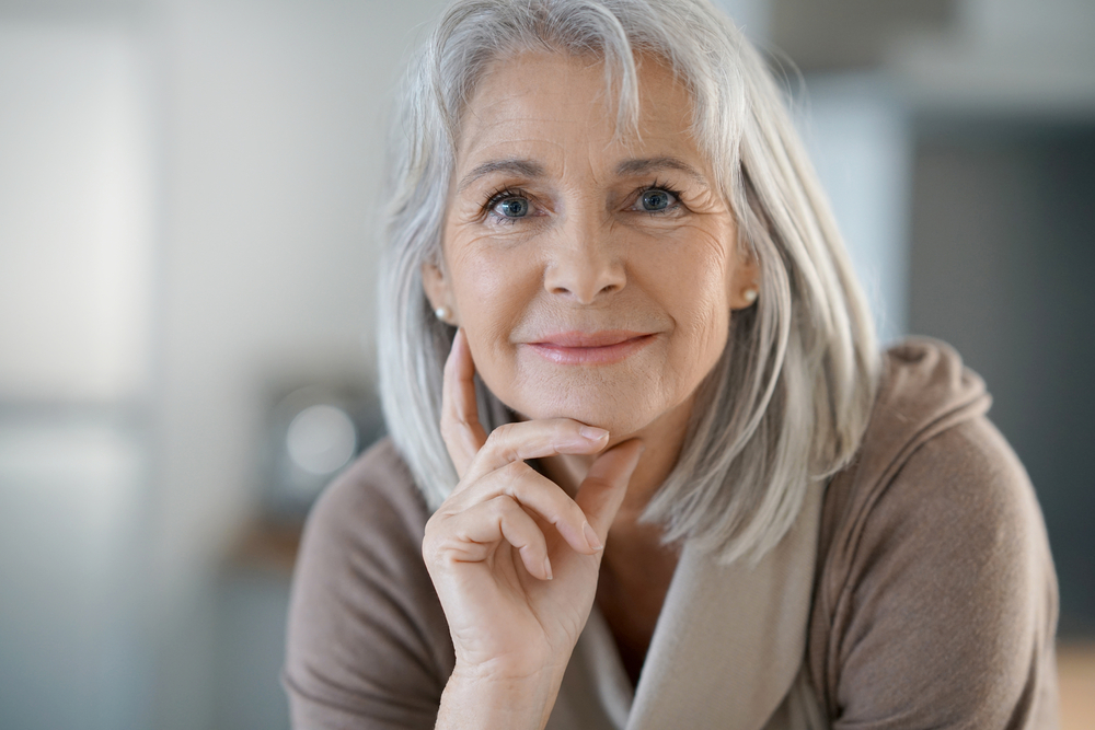 femme de 60 ans prenant soin d'elle