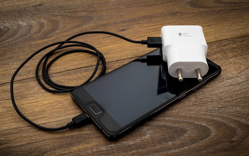 Smartphone en charge sur une table