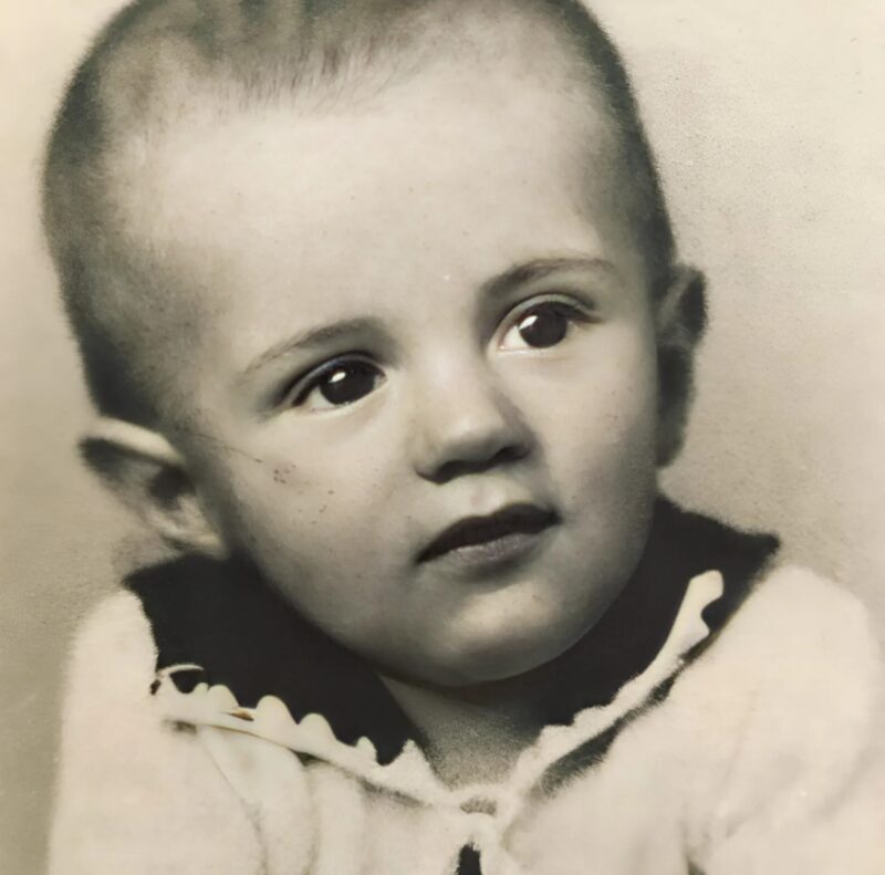 Portrait d'enfance marqué par la tristesse