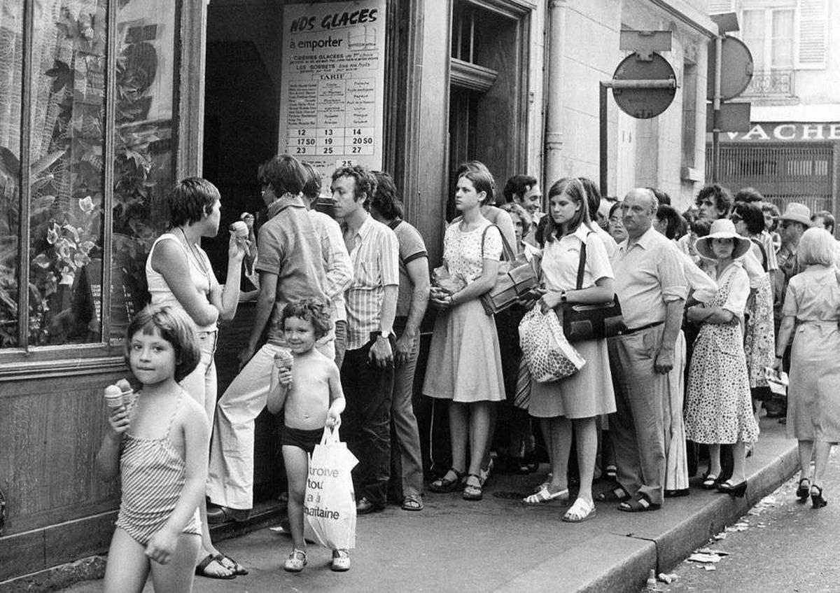 Groupe d’amis riant dans un parc années 70
