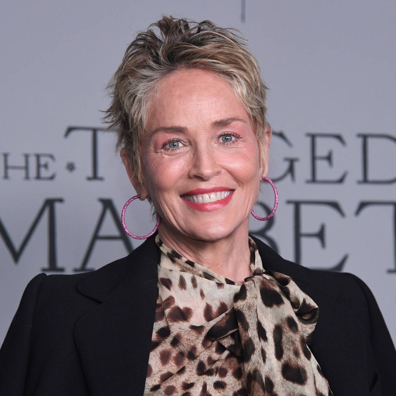 Sharon Stone souriante en robe élégante