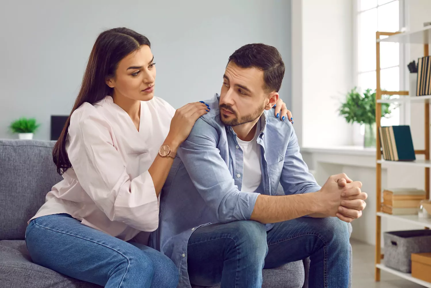 Femme soutenant son conjoint dans une période stressante