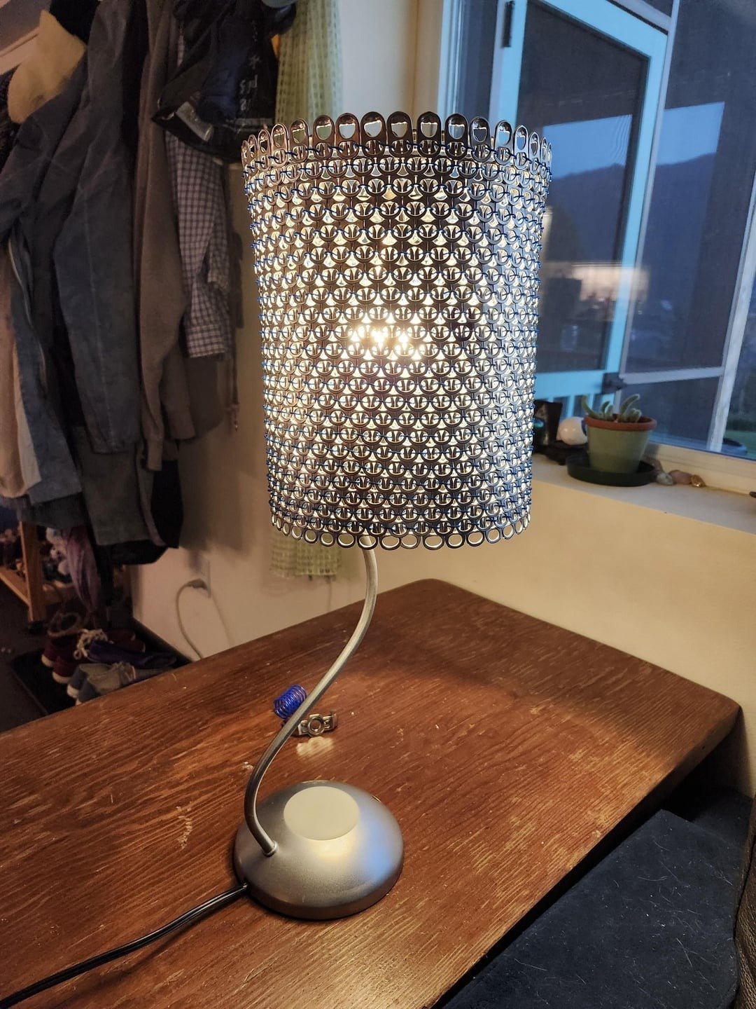 Abat-jour contemporain fait avec des anneaux de canette