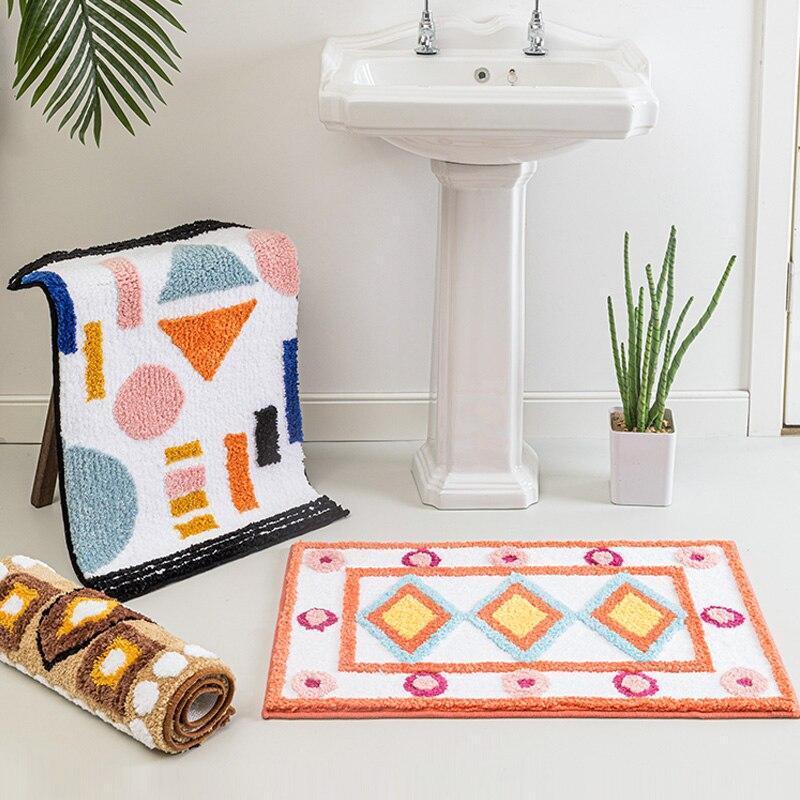 Tapis de bain coloré séchant au soleil