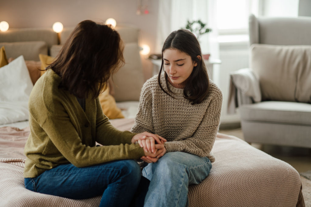 Jeune femme discutant avec sa mère