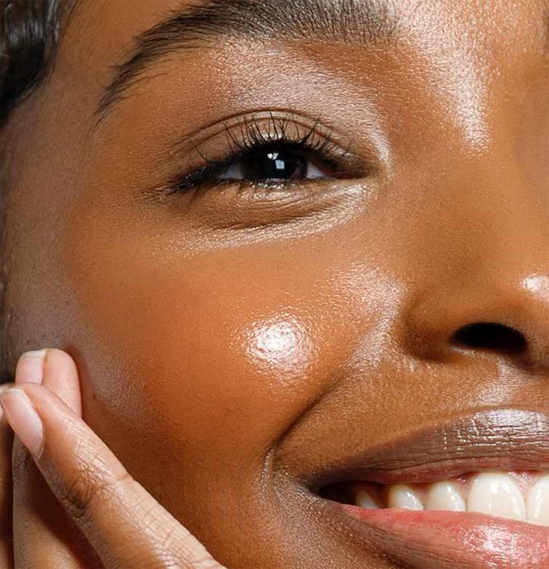 Femme appliquant un soin frais sur le visage